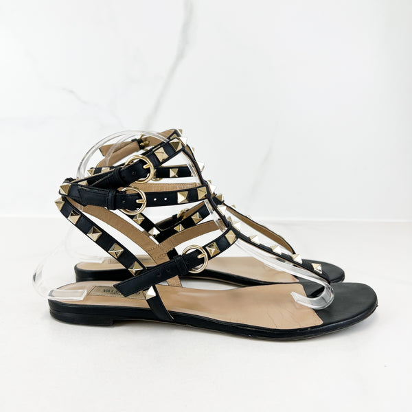 Valentino Garavani Rockstud Thong Sandal in Black Size 39